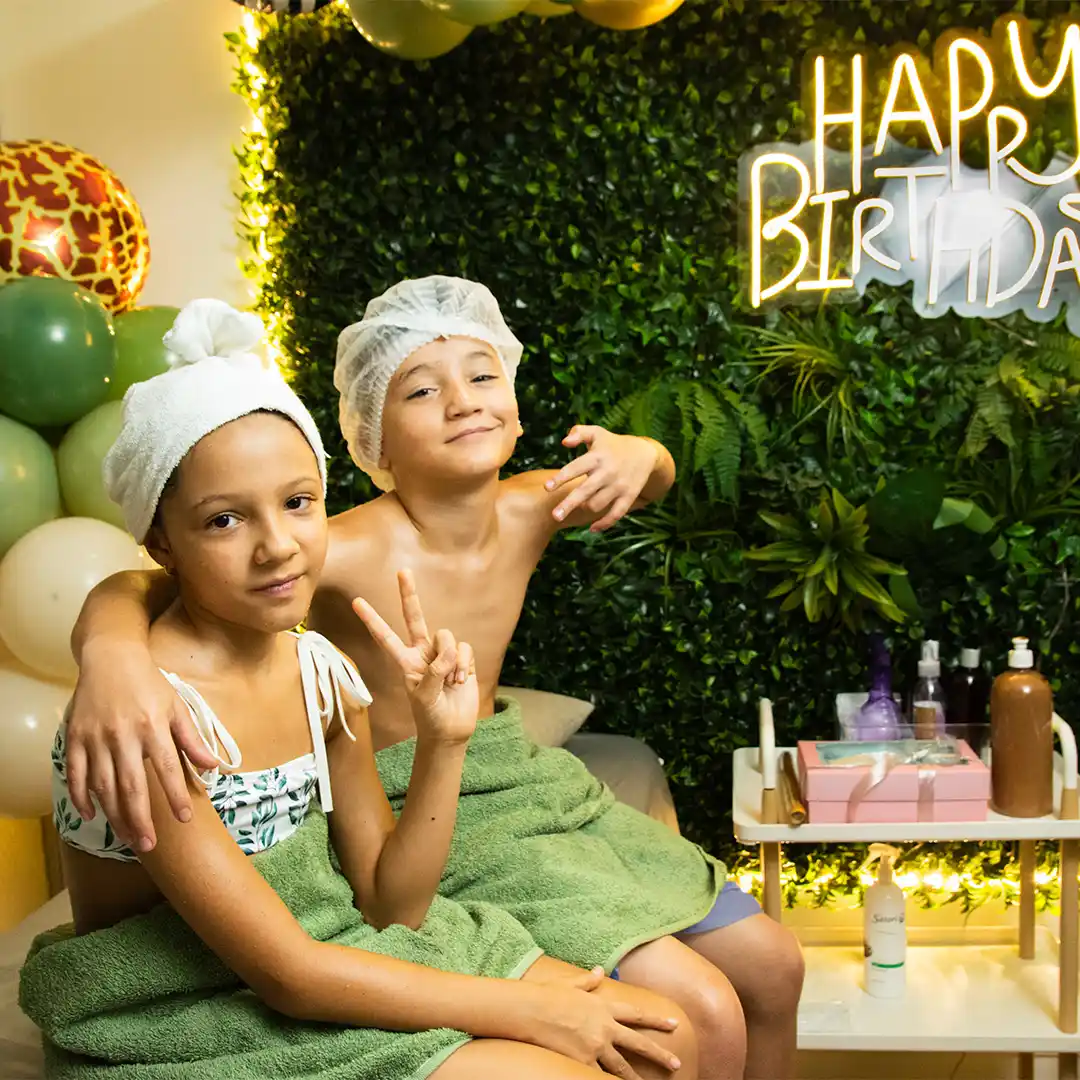 Ambiente relajante en Mónica Pérez Spa con luz natural y decoración moderna.