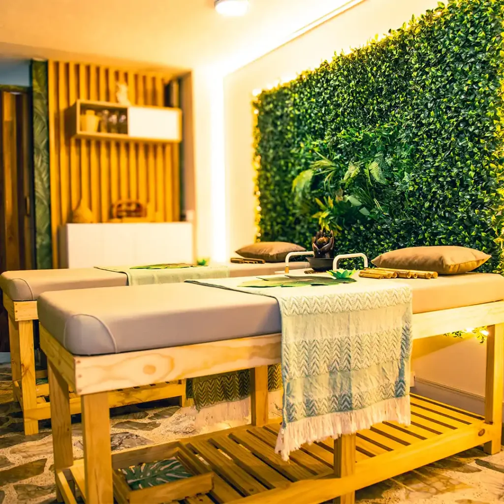 Ambiente relajante en Mónica Pérez Spa con luz natural y decoración moderna.