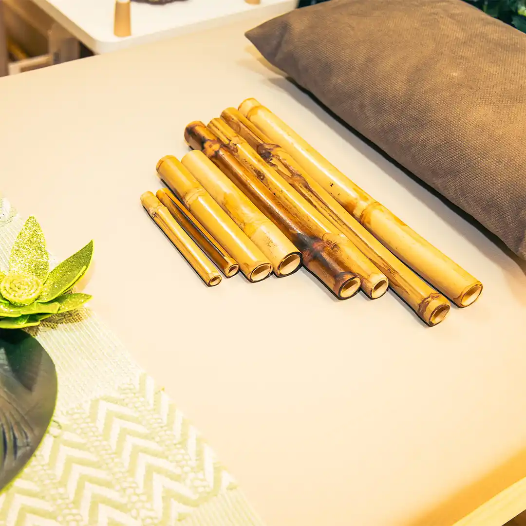 Ambiente relajante en Mónica Pérez Spa con luz natural y decoración moderna.