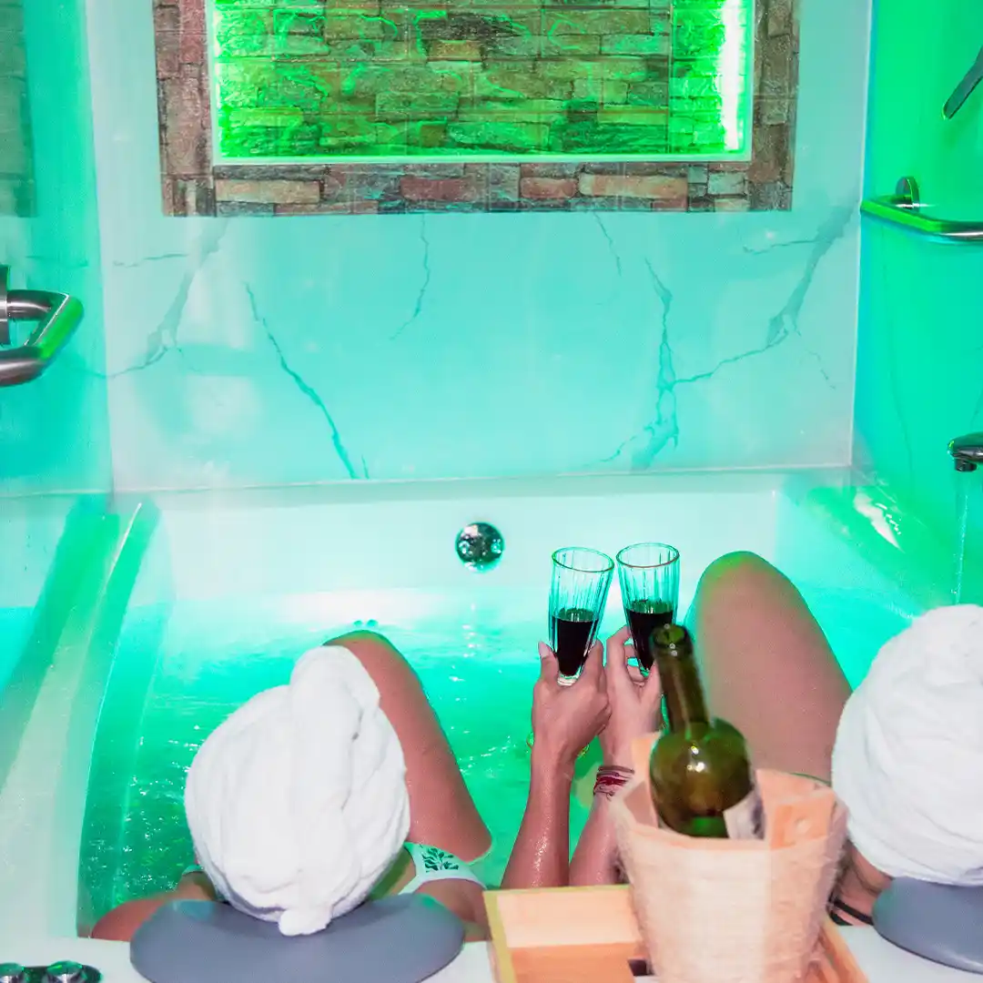 Ambiente relajante en Mónica Pérez Spa con luz natural y decoración moderna.