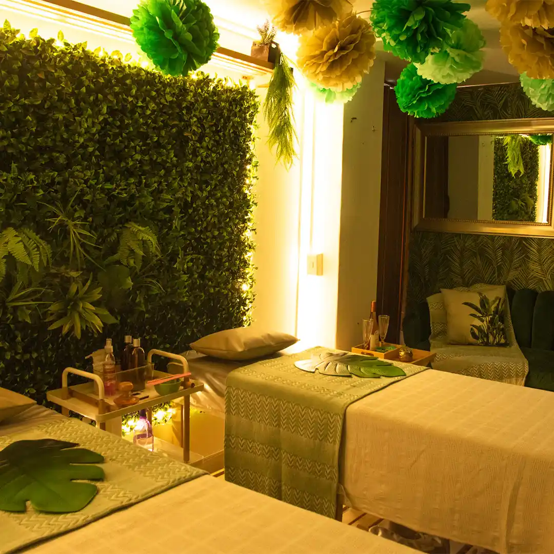 Ambiente relajante en Mónica Pérez Spa con luz natural y decoración moderna.
