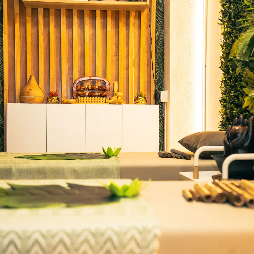 Ambiente relajante en Mónica Pérez Spa con luz natural y decoración moderna.