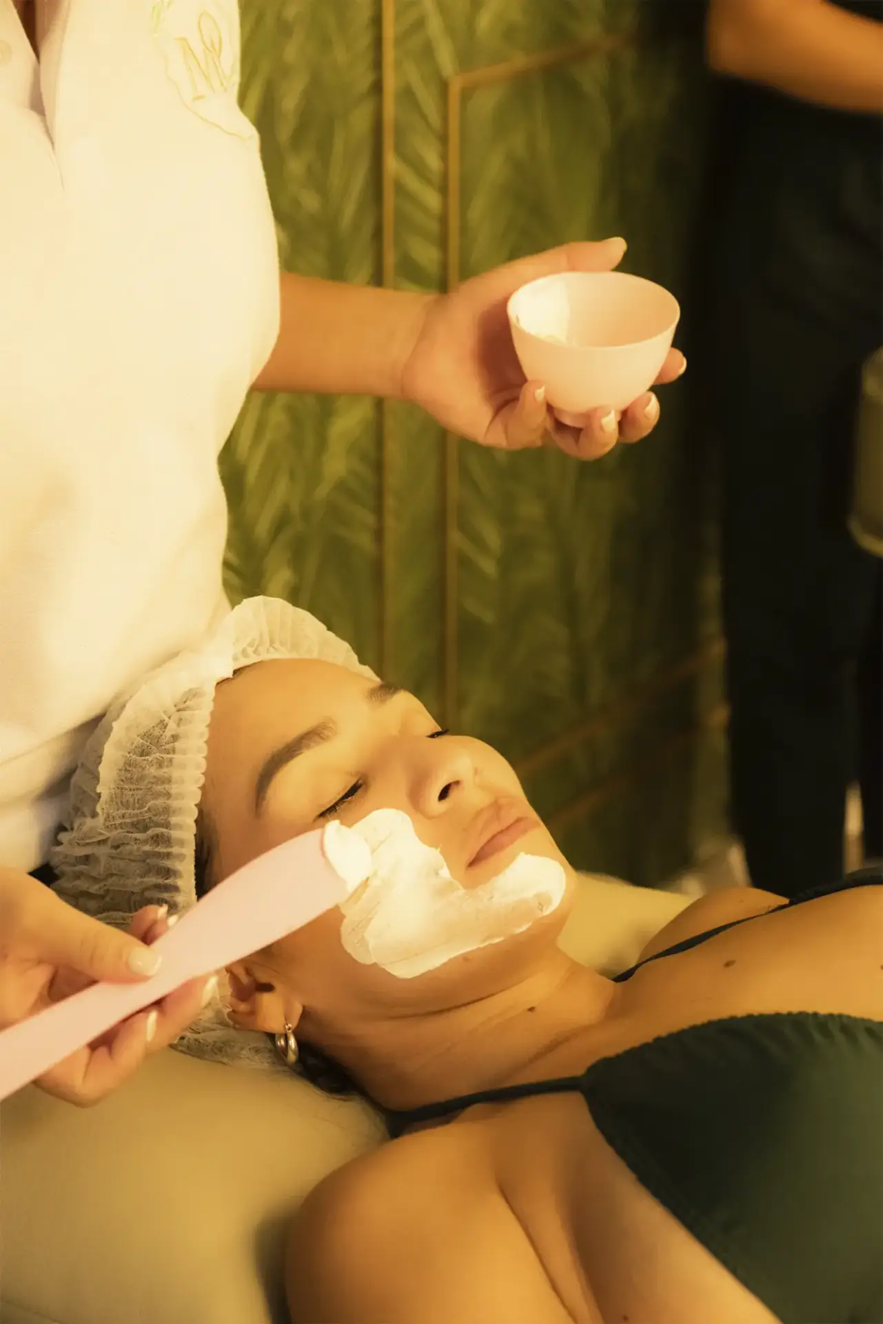 Ambiente relajante en Mónica Pérez Spa con luz natural y decoración moderna.