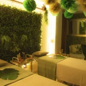 Ambiente relajante en Mónica Pérez Spa con luz natural y decoración moderna.